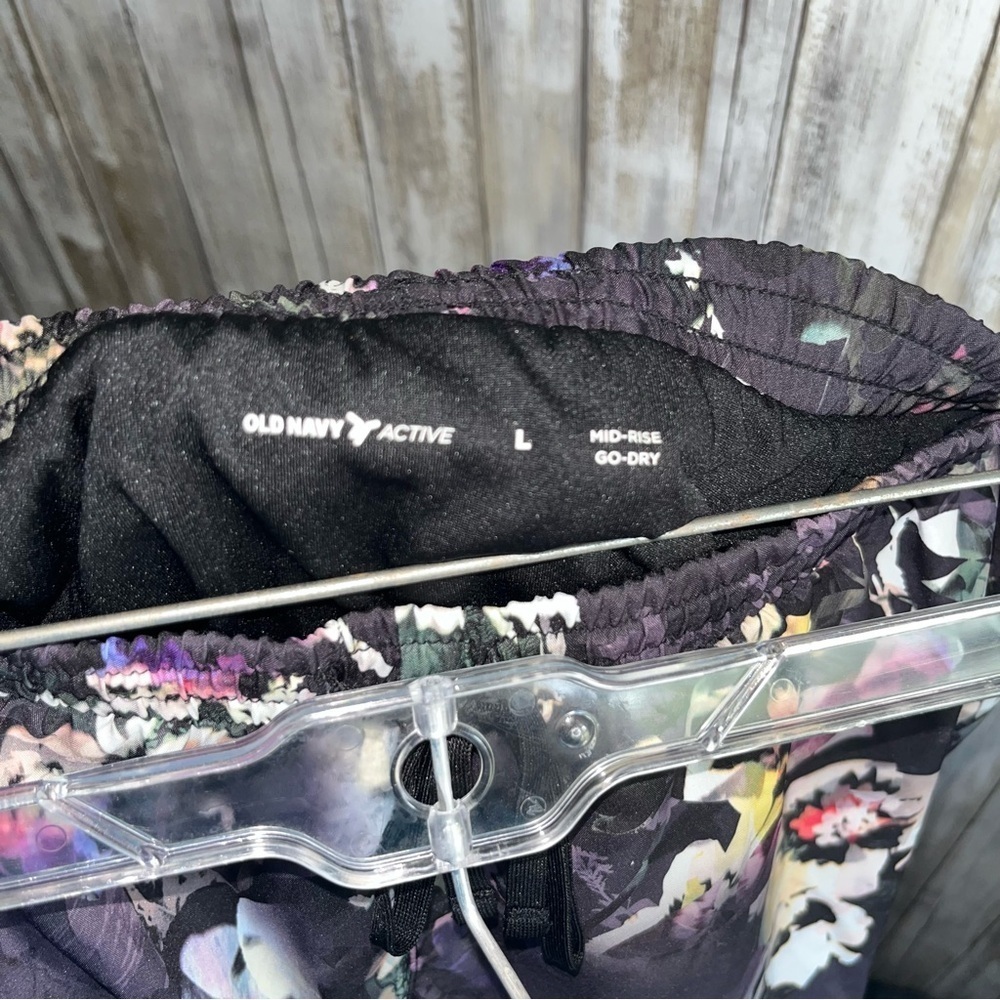 Old Navy Active Purple Floral Mid Rise Go Dry Shorts - Picture 4 of 4